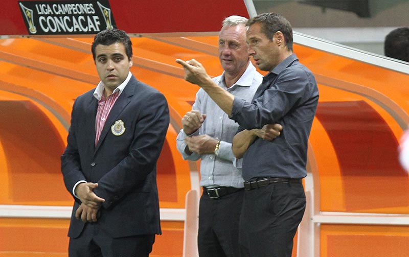 Johan Cruyff y John Van't Schip en el banquillo de Chivas