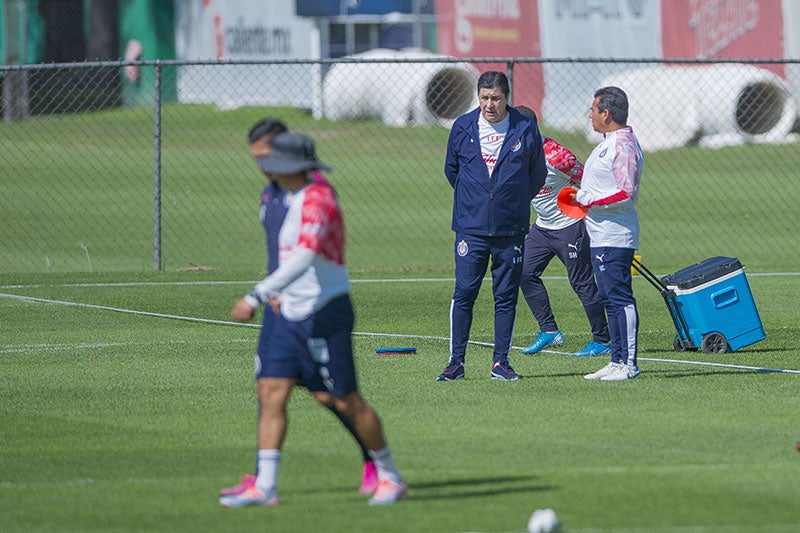 Luis Fernando Tena en el entrenamiento de Chivas