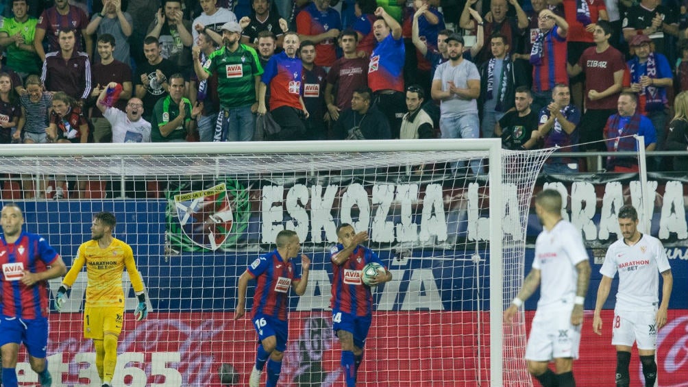 Fabián Orellana celebra el primer gol del Eibar ante los lamentos de los jugadores de Sevilla