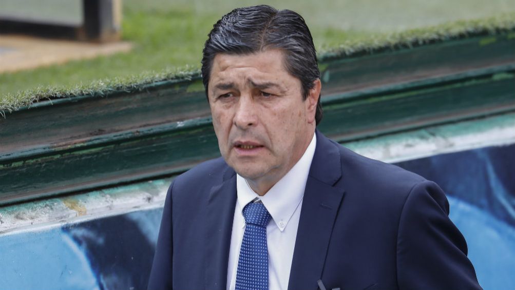 Luis Fernando Tena en su etapa como DT de Gallos 