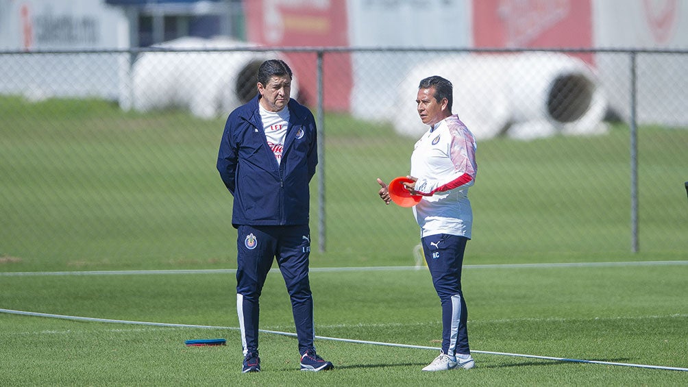 Luis Fernando Tena en el entrenamiento de Chivas