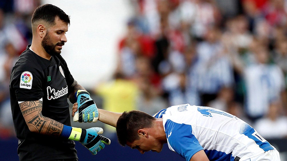 Iago Herrerín ayuda a un rival