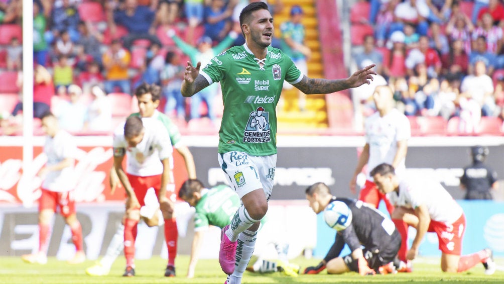 Ismael Sosa festeja una diana contra Necaxa