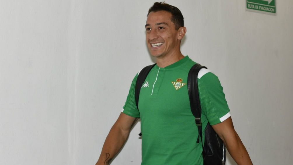 Andrés Guardado sonríe previo a un juego del Betis