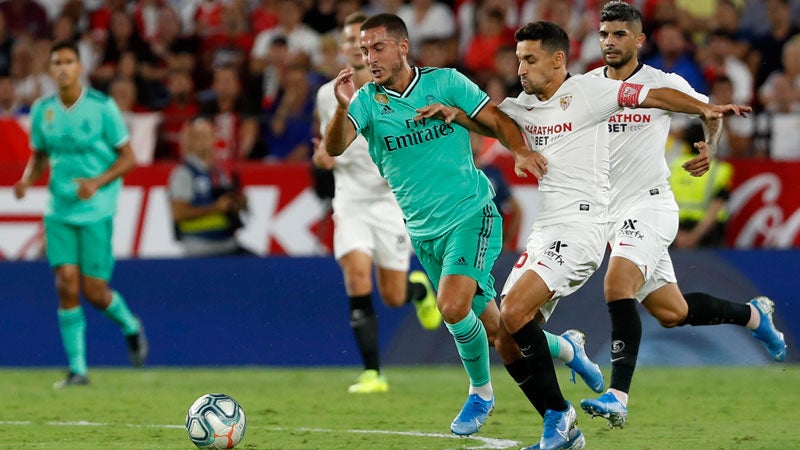 Hazard pelea un balón contra el Sevilla 