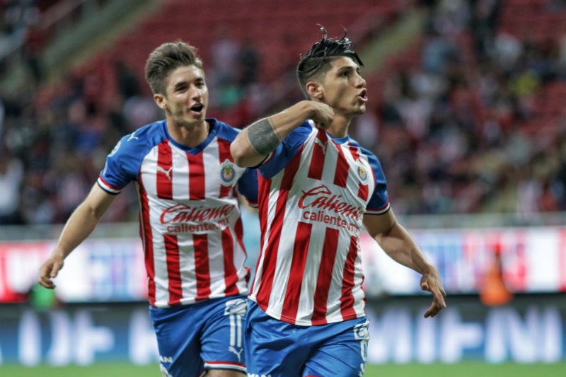 Alan Pulido en festejo de un gol