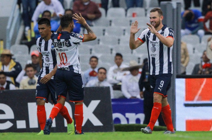 Jugadores de Rayados, en festejo de gol