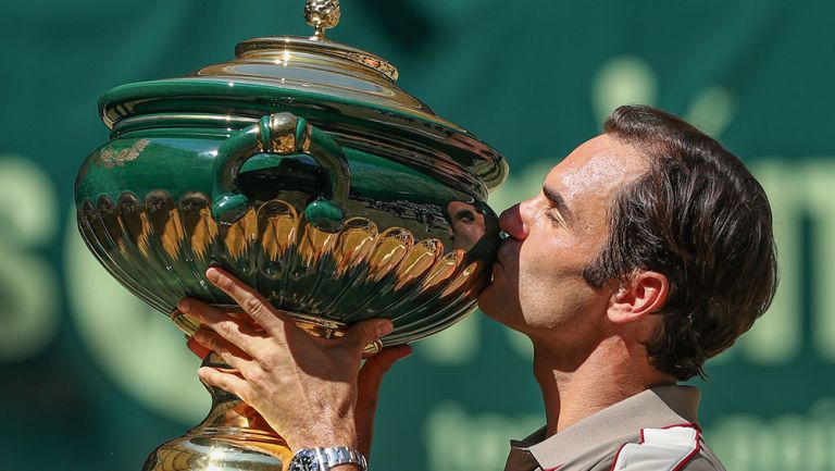 Roger Federer besa el trofeo de Halle