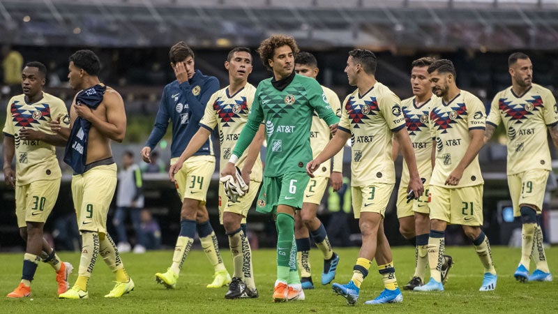 Jugadores del América tras un duelo en el Azteca 