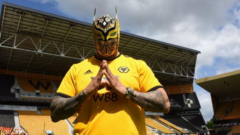 Sin Cara posa con la elástica del Wolves 