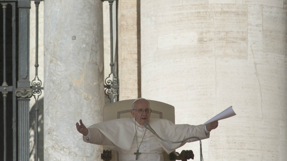 Papa Francisco dando un mensaje en una ceremonia