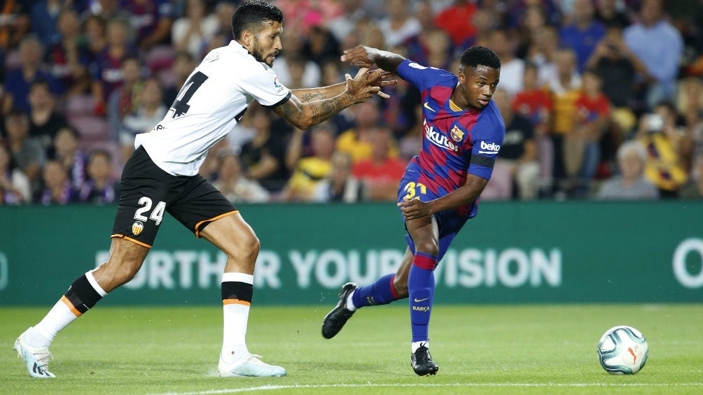 Ansu Fati en la disputa del balón ante el Valencia