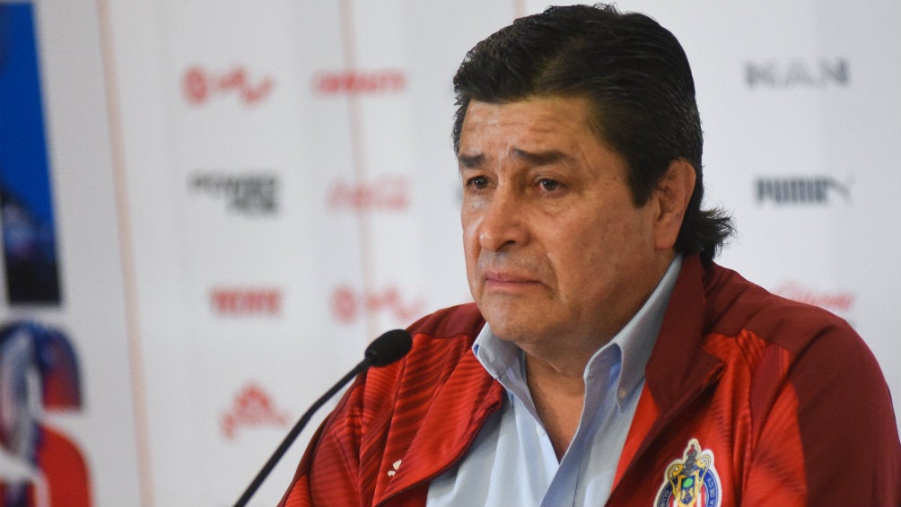 Luis Fernando Tena durante su presentación como entrenador de Chivas