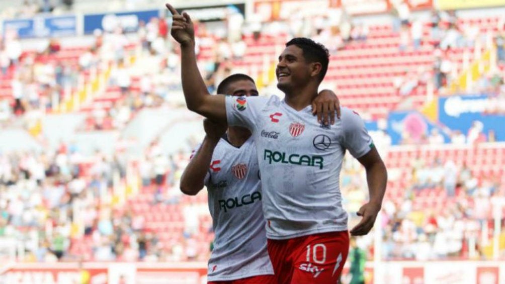 Maxi Salas celebra gol en el estadio Victoria 