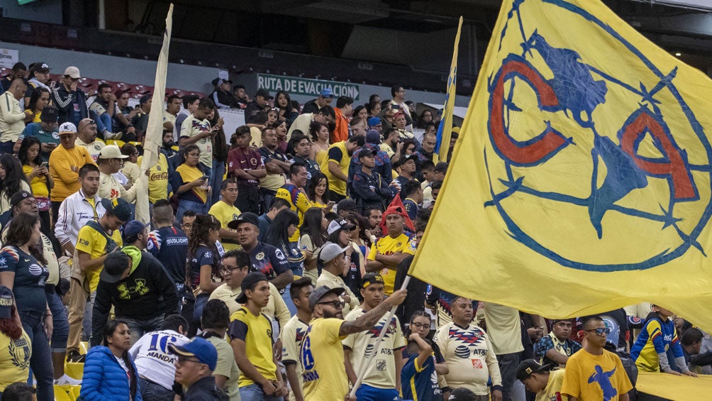 Afición del América apoyando en el Estadio Azteca 