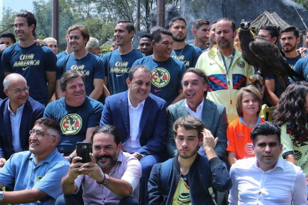 Herrera y Cuauhtémoc y Azcárraga en la celebración de aniversario 103 del América