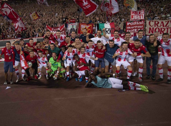 Estrella Roja celebrando una anotación con su afición en Belgrado