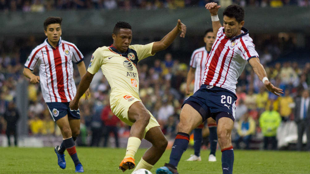 Jesús Molina durante un Clásico ante América