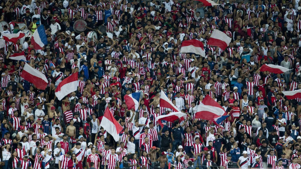 Afición de Chivas apoya su equipo desde la tribuna