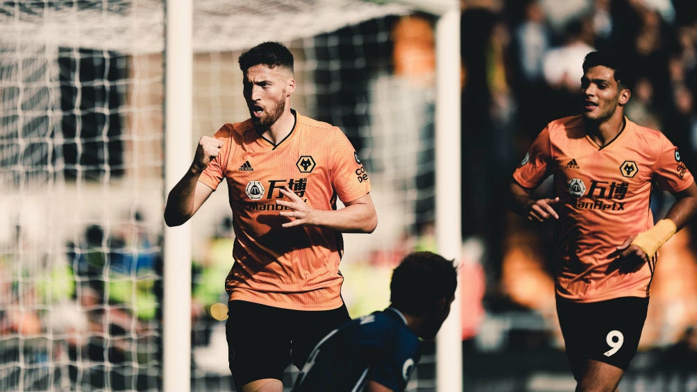 Doherty celebrando su gol con Raúl Jiménez