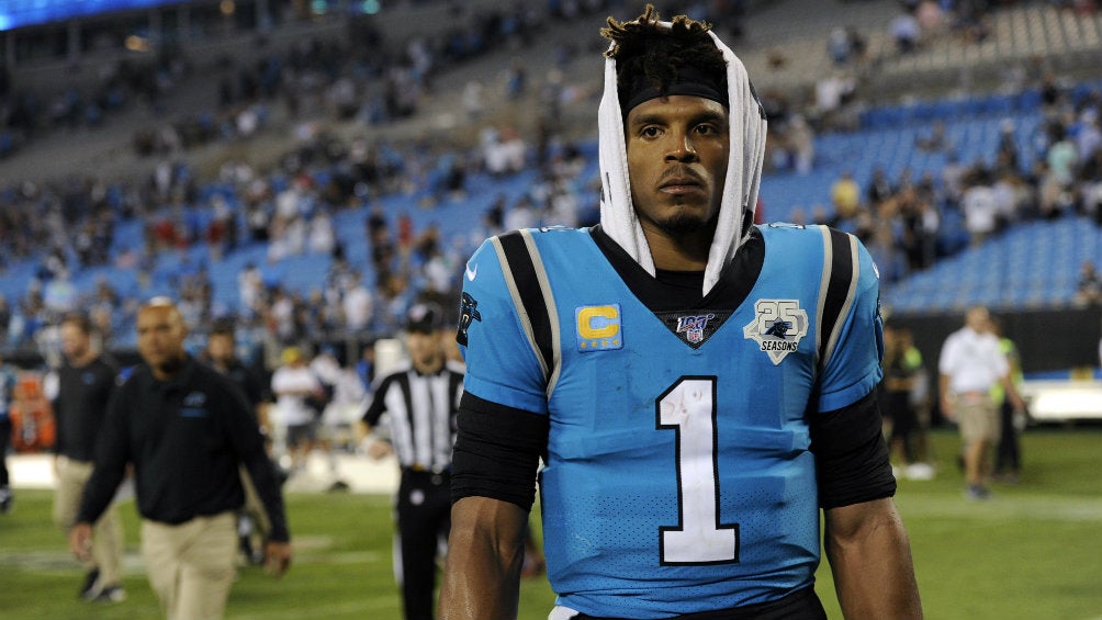 Cam Newton sale del campo tras el partido ante Tampa Bay