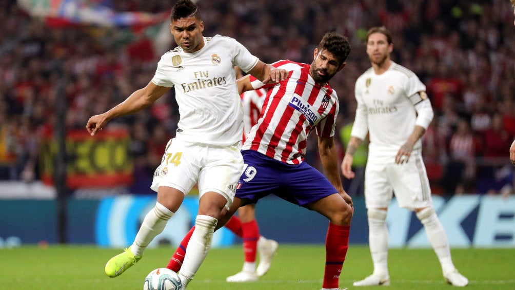 Diego Costa pelea el balón con Raphael Varane