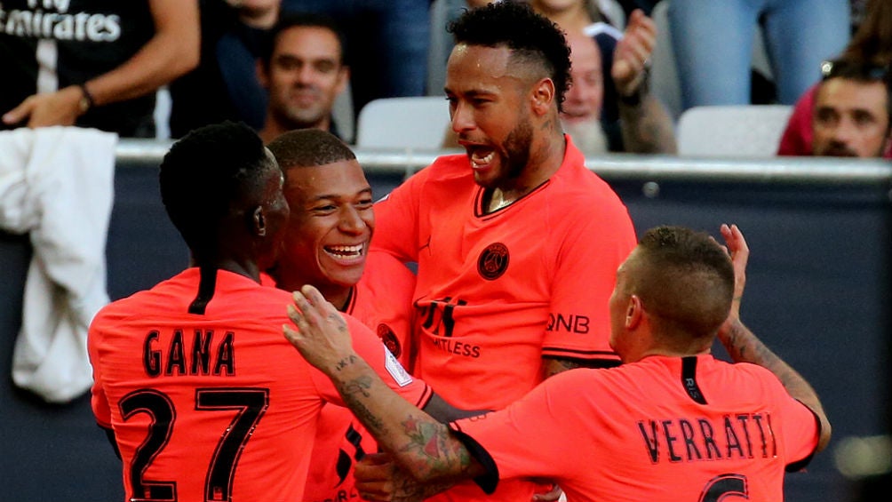 Neymar y los jugadores del PSG festejan un gol