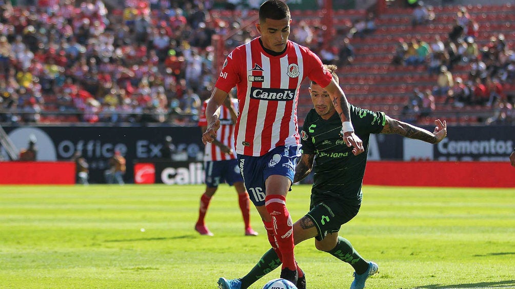 Luis Reyes conduce el balón en un partido con Atlético San Luis