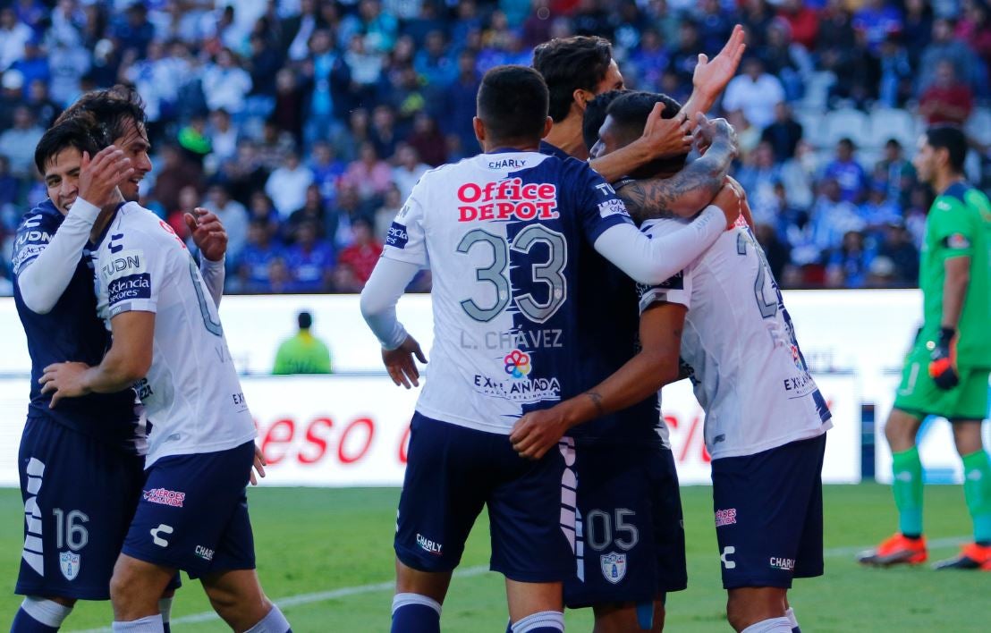 Jugadores de Pachuca festejan gol contra La Máquina