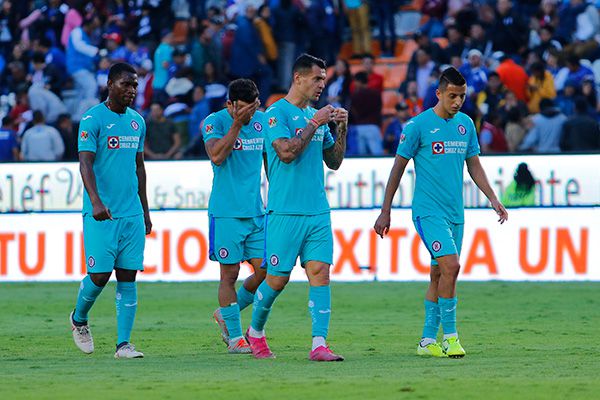 Jugadores de Cruz Azul al final del juego vs Pachuca 