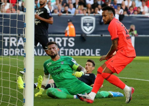 Neymar le anota un gol al Burdeos