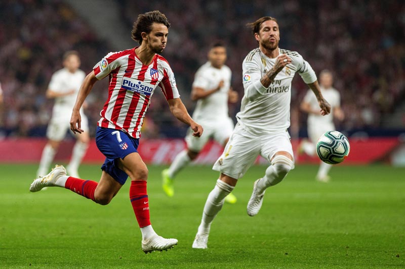 Ramos pelea un balón con Joao Félix en el Derbi 