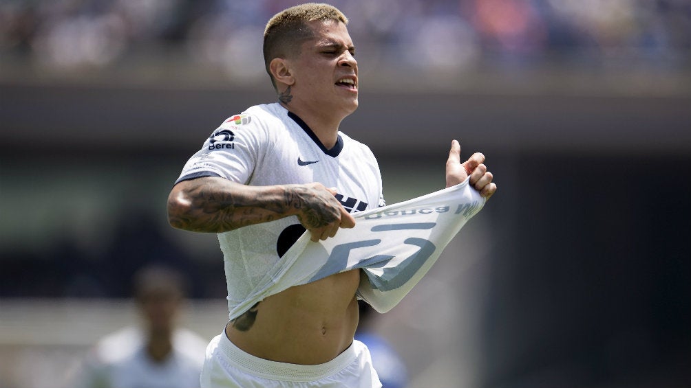 Juan Manuel Iturbe festeja un gol con Pumas