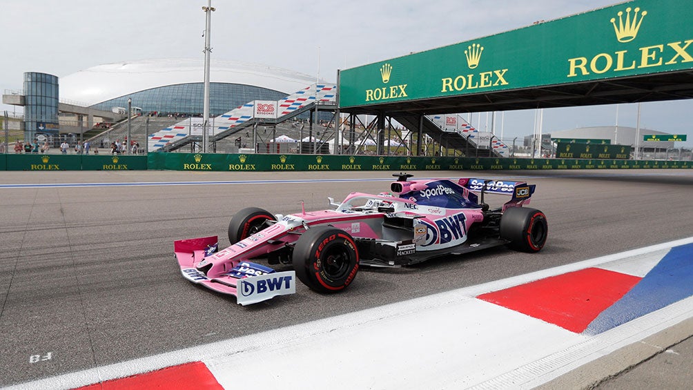 Checo Pérez, en su monoplaza durante el GP de Rusia