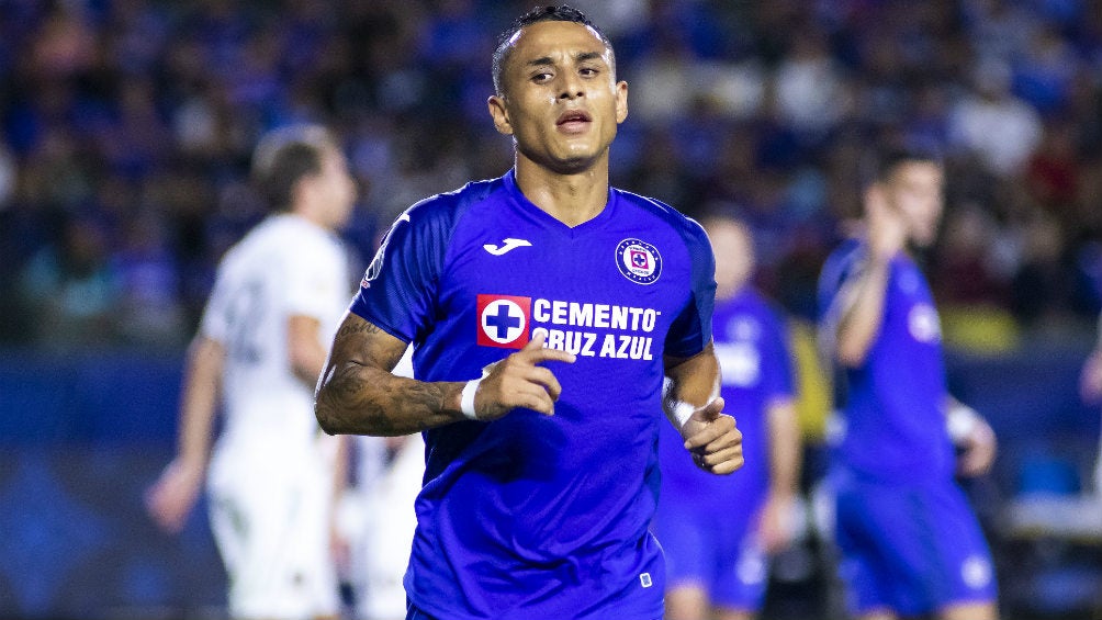 Yoshimar Yotún durante un juego del Cruz Azul