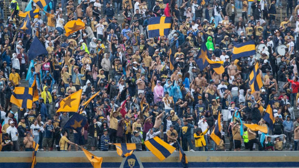 Afición de Pumas en el juego frente a Santos Laguna