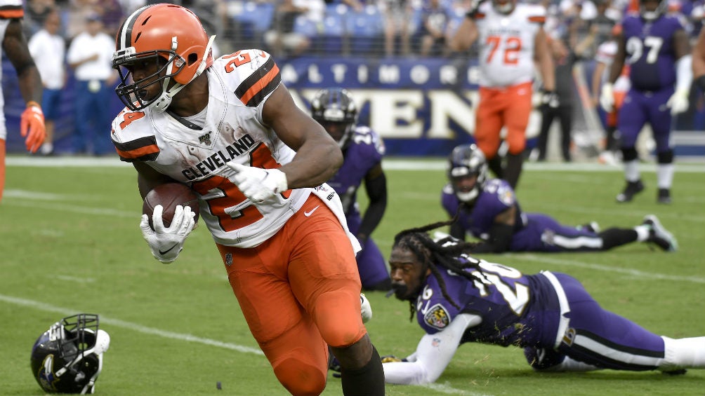 Nick Chubb durante el juego contra los Ravens