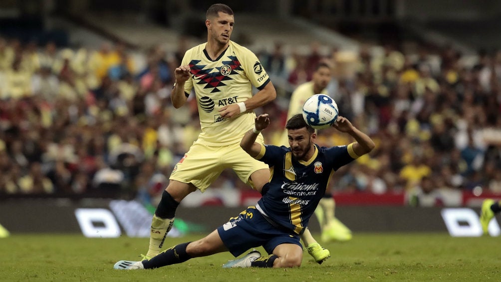 Guido Rodríguez durante un partido con América