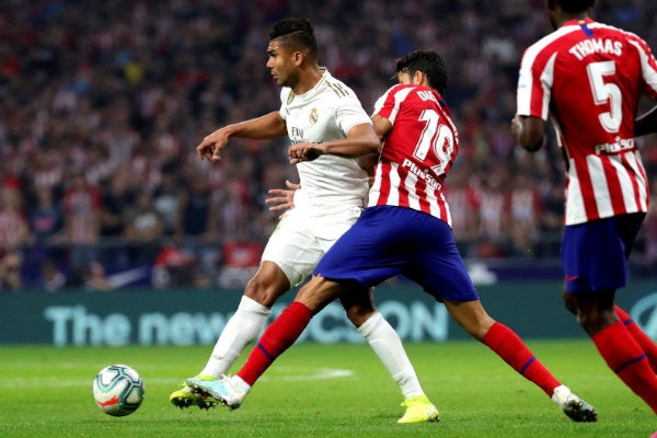 Casemiro en acción en el Atlético de Madrid vs Real Madrid