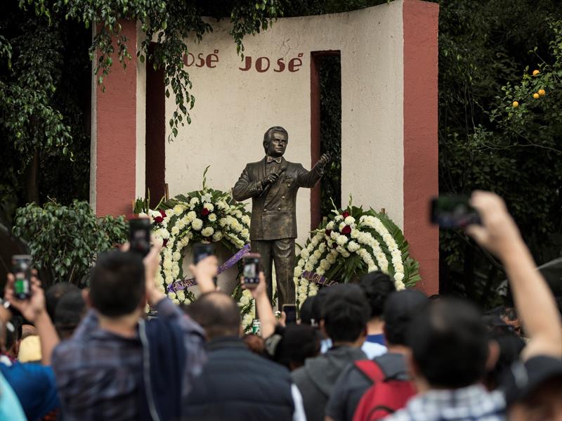 Fans de José José le rinden homenaje en un parque de la CDMX