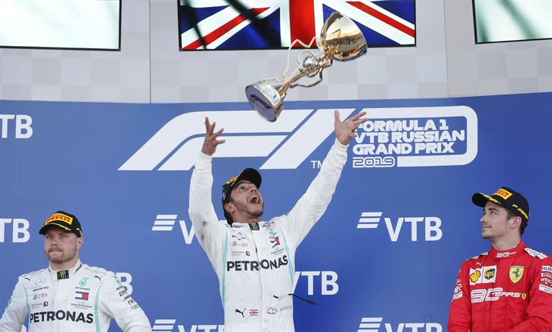 Lewis Hamilton celebra su victoria en Rusia