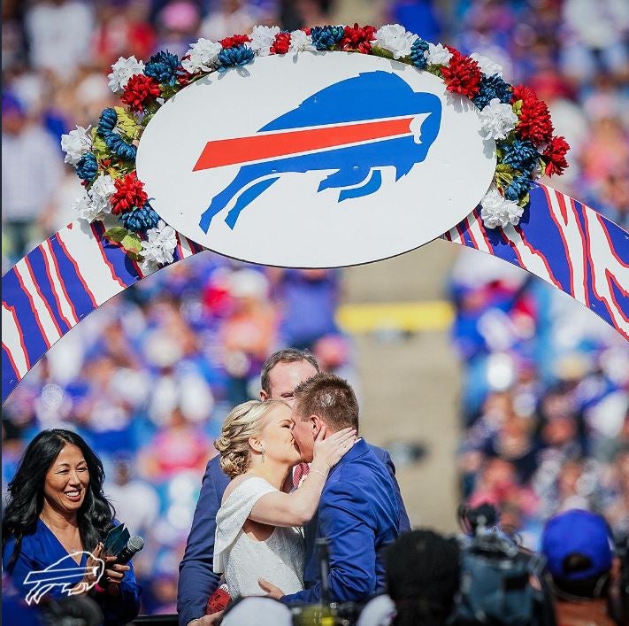 Novios se besan en el New Era Field 