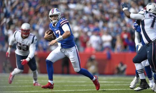 Josh Allen durante el partido vs Patriots