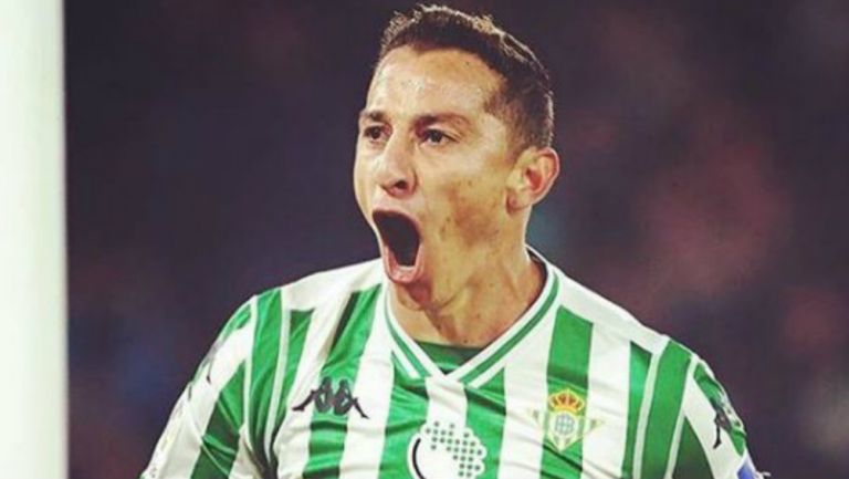 Andrés Guardado festeja un gol con el Betis