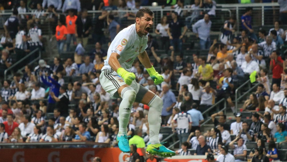 Nahuel Guzmán celebra durante el Clásico Regio