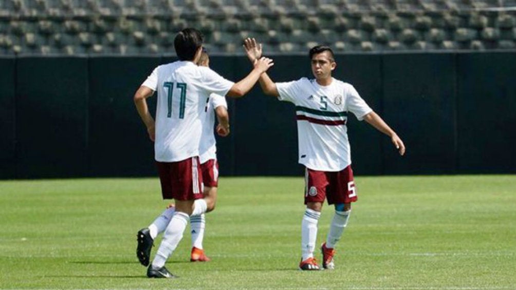 Jugadores de la Selección Mexicana Sub 15 celebran un gol en un juego de preparación