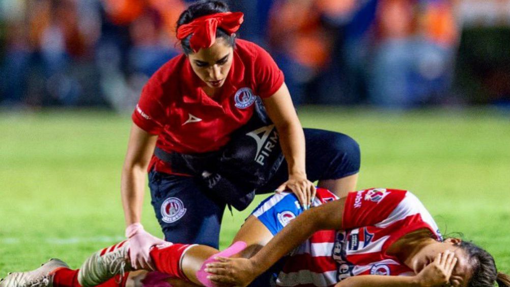 Saida Abud atiende a una jugadora en el campo