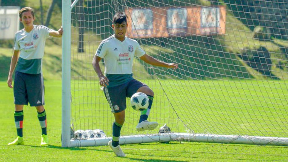 Efraín Álvarez, una de las joyas mexicanas que juega en Estados Unidos, durante un entrenamiento con México