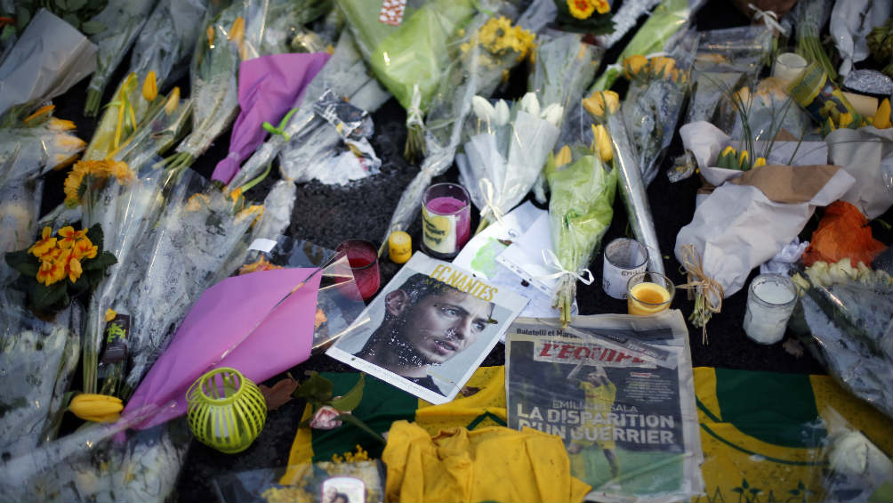 A las afueras del estadio del Nantes, los seguidores del equipo mostraron su afecto