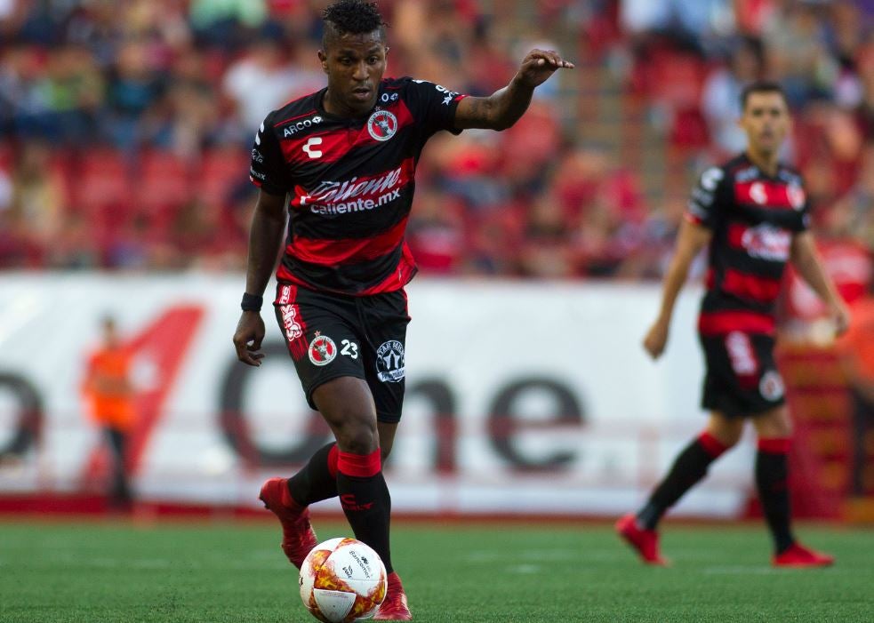 Miller Bolaños conduce la redonda en un duelo de Xolos